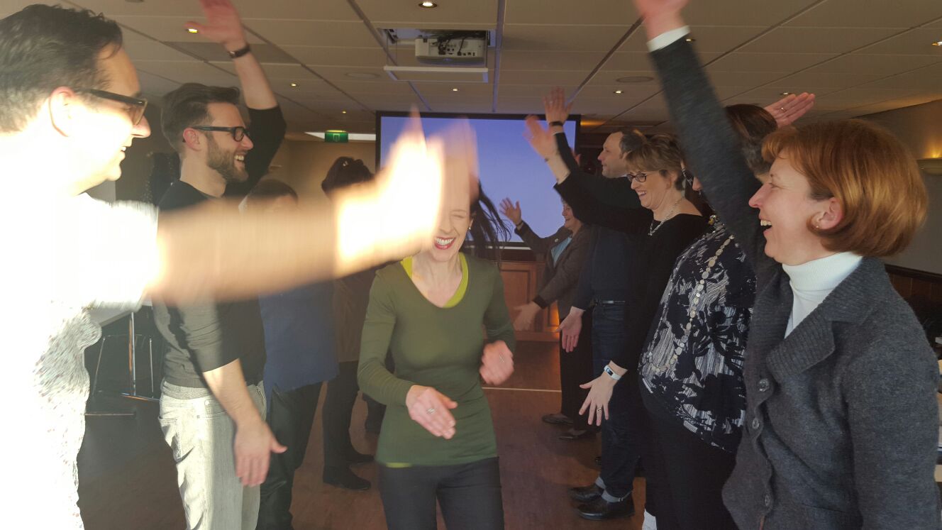 Teambuilding bij EONS — energieke groepsoefening