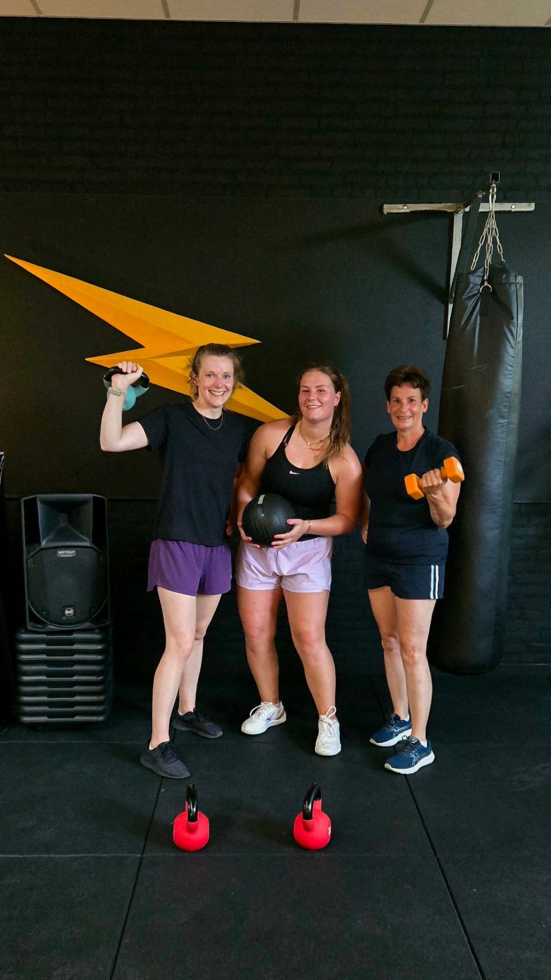 Drie sporters tijdens een small-group training bij Opdam